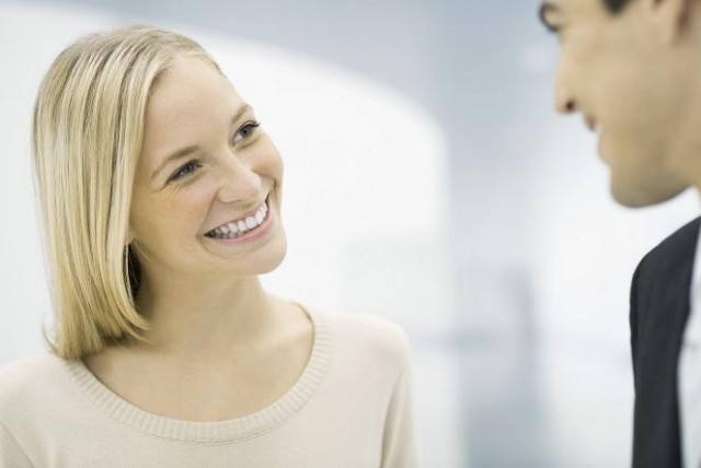 Echte Männer wissen, wie man Frauen ansprechen und zum Lachen bringen kann! | Foto: colourbox.com