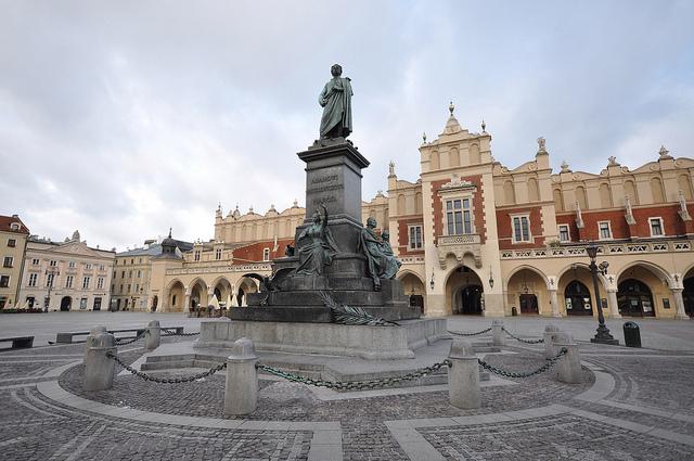 Adam-Mickiewicz-Denkmal vor den Tuchhallen in der Krakauer Altstadt