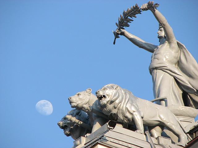 Schöne Skulptur am Nationaltheater in Cluj-Napoca