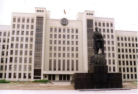 Regierungsgebäude in Minsk mit Lenin-Statue