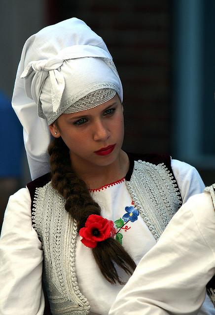 Junge Single-Frau aus Serbien mit traditioneller serbischer Kleidung