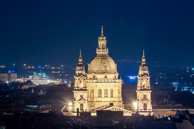 Die ungarische Hauptstadt Budapest bei Nacht