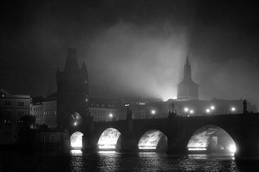 Karlsbrücke in Prag bei nächtlichem Nebel