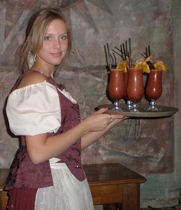 Lettische Kellnerin mit Cocktails auf ihrem Tablett