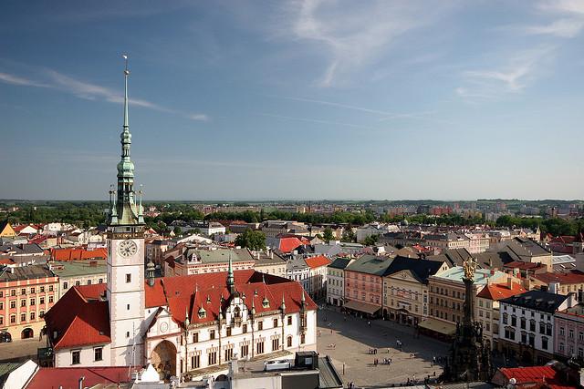 Der Marktplatz in Olmütz  (Olomouc) mit Rathaus und Dreifaltigkeitssäule