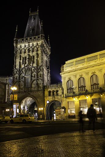 Beleuchteter Prager Pulverturm bei Nacht