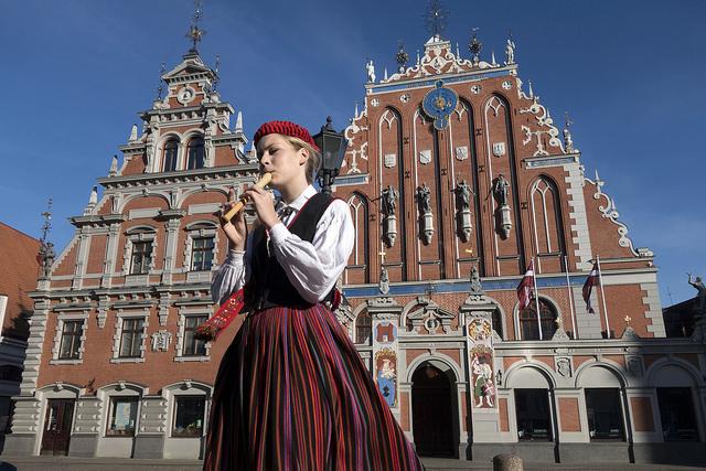 Flötende Lettin vor dem Schwarzhäupterhaus in Riga