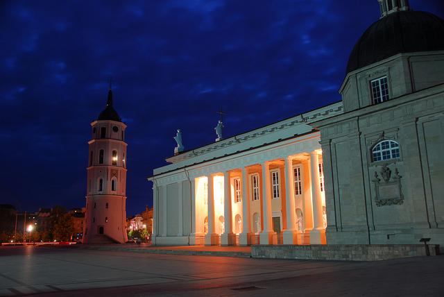 Die Kathedrale St. Stanislaus in Vilnius bei Nacht